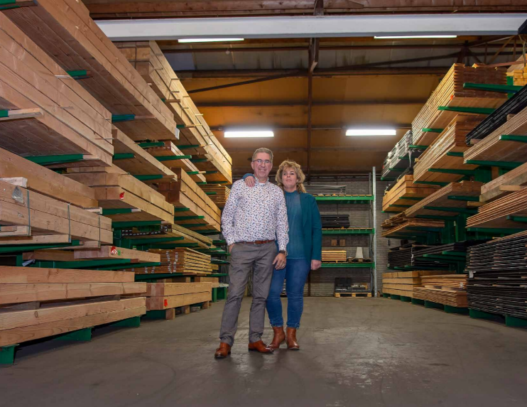 De eigenaren van Den Bleker tussen het hout in Nieuwkoop